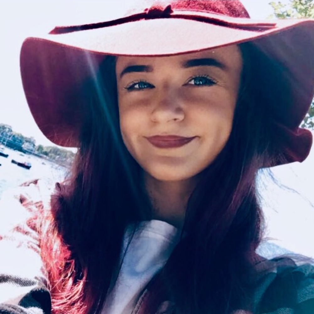 Meet your Posher, Alexis